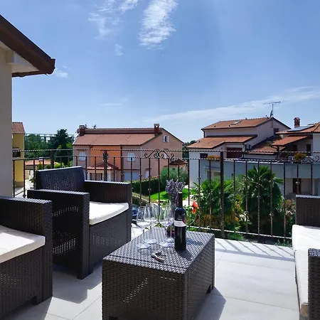 Modern In With Swimming Pool Appartement