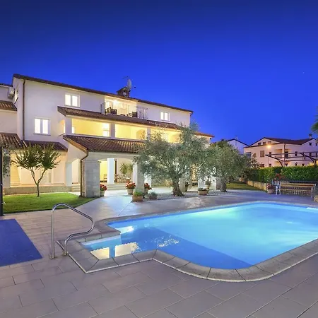 Modern In With Swimming Pool Poreč