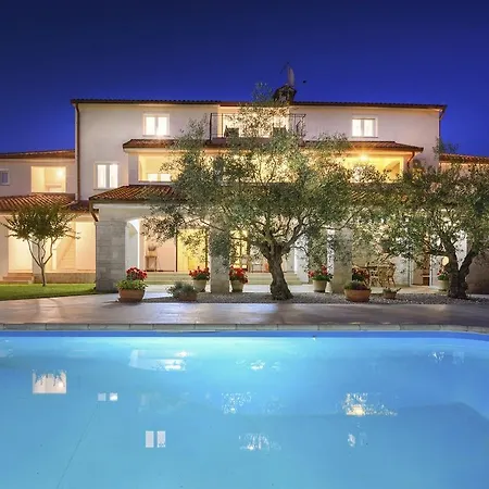 Modern In With Swimming Pool Apartament